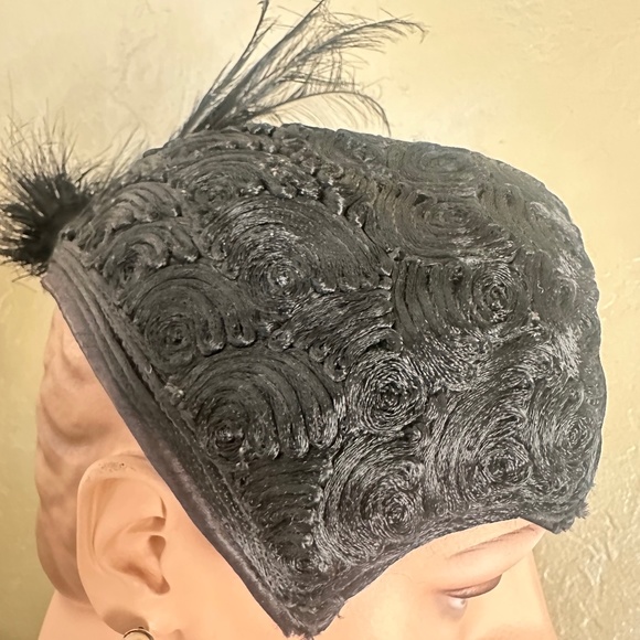 FASCINATING 1950s\' BLACK FABRIC JULIET CAP WITH UNIQUE FEATHER/CRIN TRIM main image 9